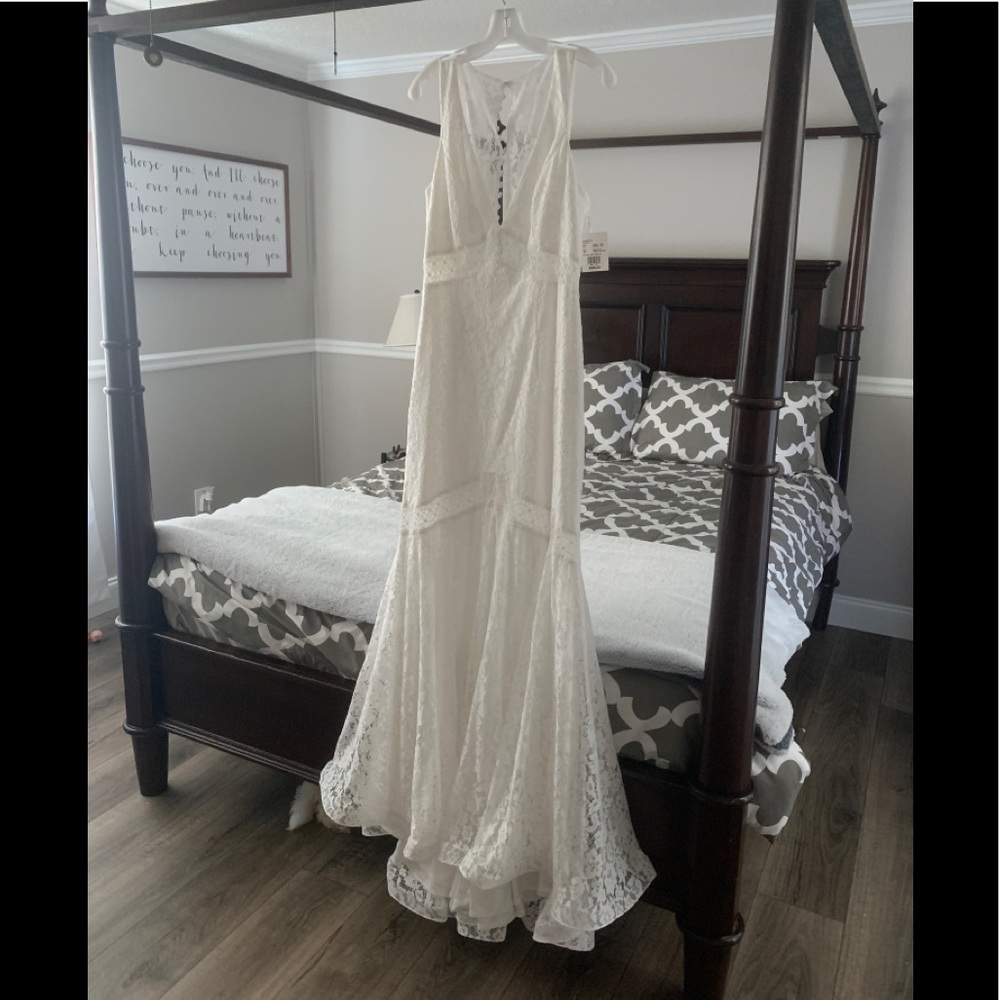David’s Bridal Lace Wedding Dress